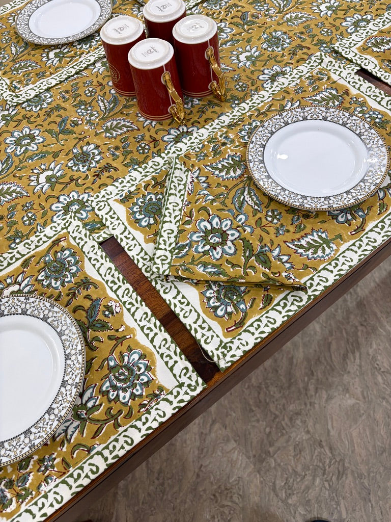 Patterned tablecloth (S7)