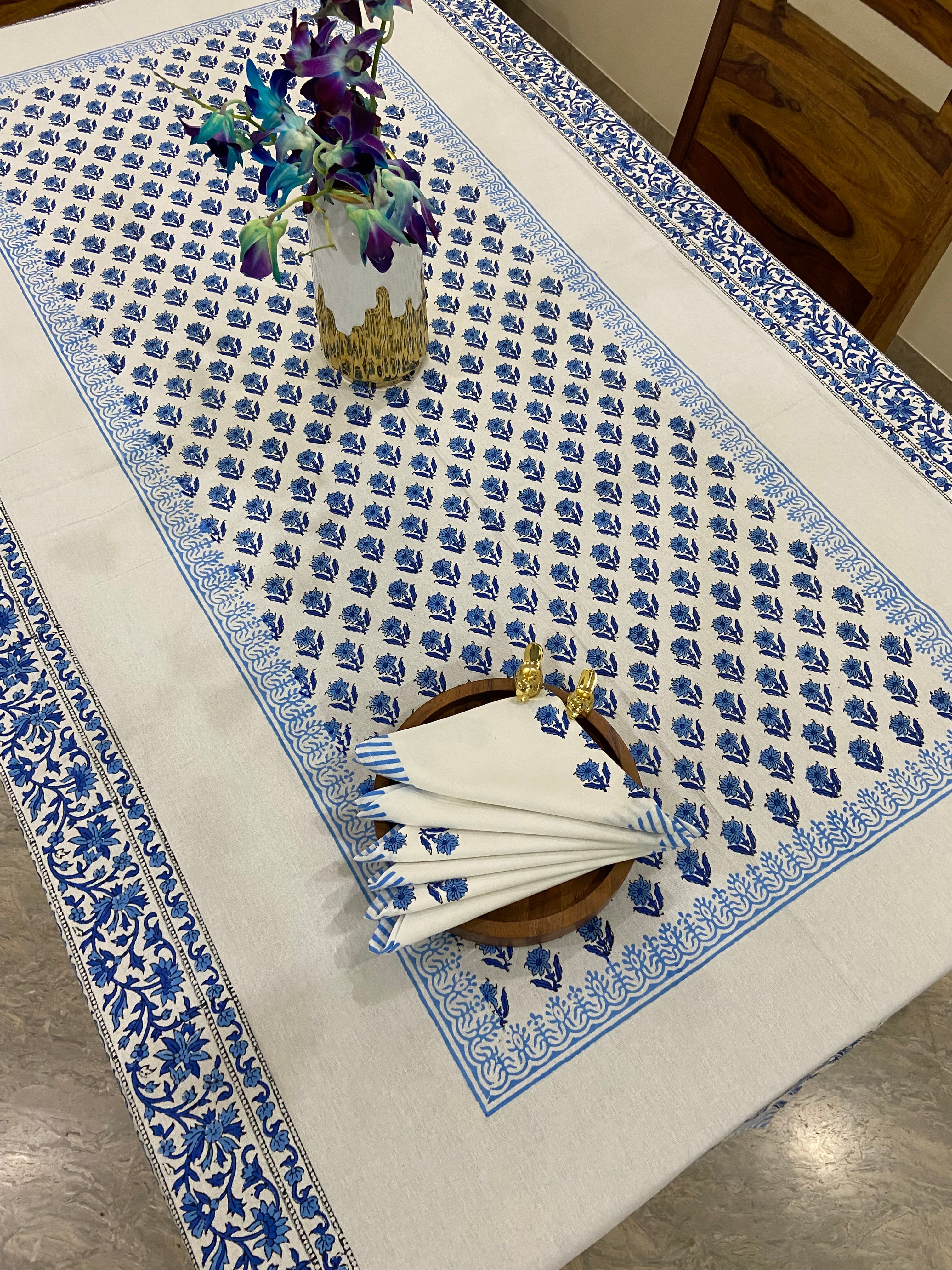 Blue and white patterned tablecloth (S32)